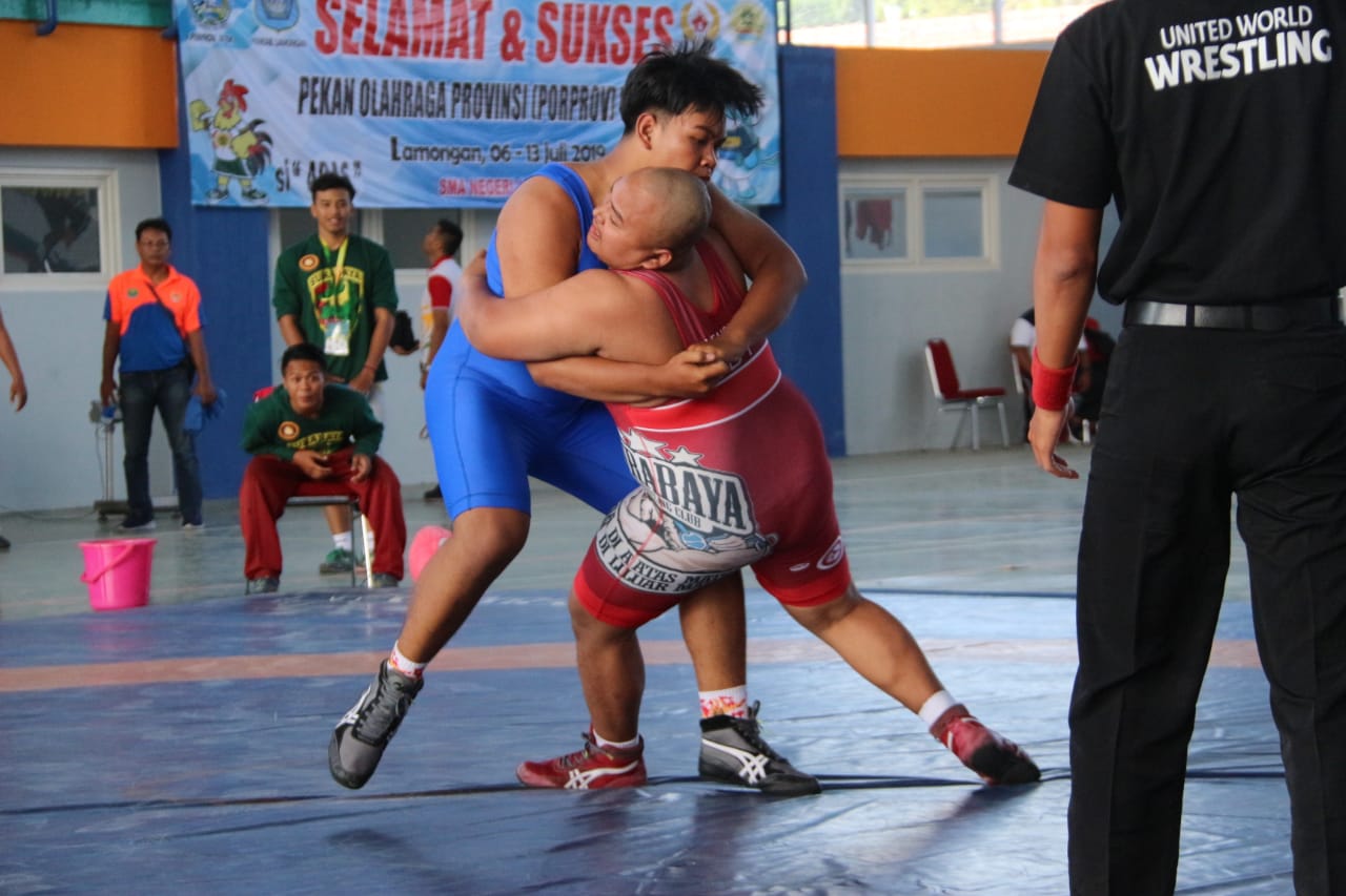 Atlet gulat Surabaya Faisal saat bertanding lawan Rizky dari Kota Batu di hari pertama Porprov VI/2019. (Foto: Haris/ngopibareng.id)