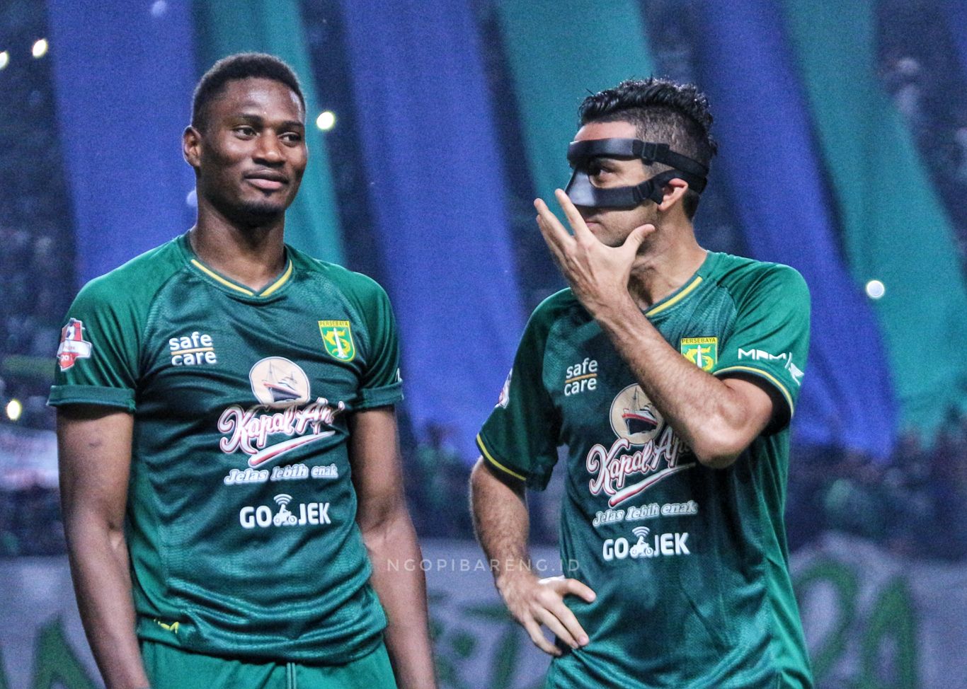 Striker Persebaya, Amido Balde saat berinteraksi dengan Otavio Dutra. (foto: Haris/ngopibareng.id)