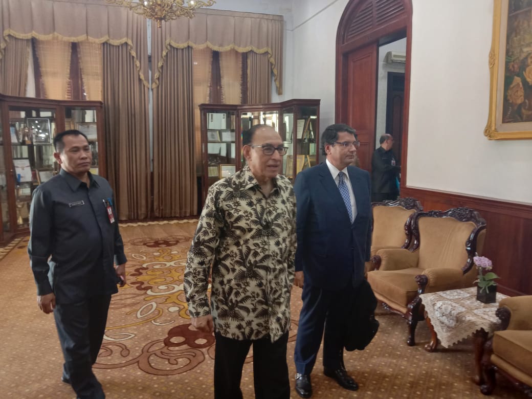 Plt Kadindik Jatim, Hudiono (kiri) saat mendampingi Alwi Shihab di Grahadi, Surabaya. (Foto: Faiq/ngopibareng)