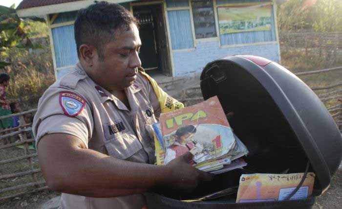 Aipda Abraham Doeka dengan perpustakaan mininya, Desa Kabuna, Kecamatan Kakuluk Mesak, Kabupaten Belu, NTT. (Foto:Antara)