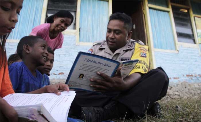 Aipda Abraham Doeka melayani anak-anak di Desa Kabuna, Kecamatan Kakuluk Mesak, Kabupaten Belu, NTT. (Foto:Antara). (Foto:Antara)