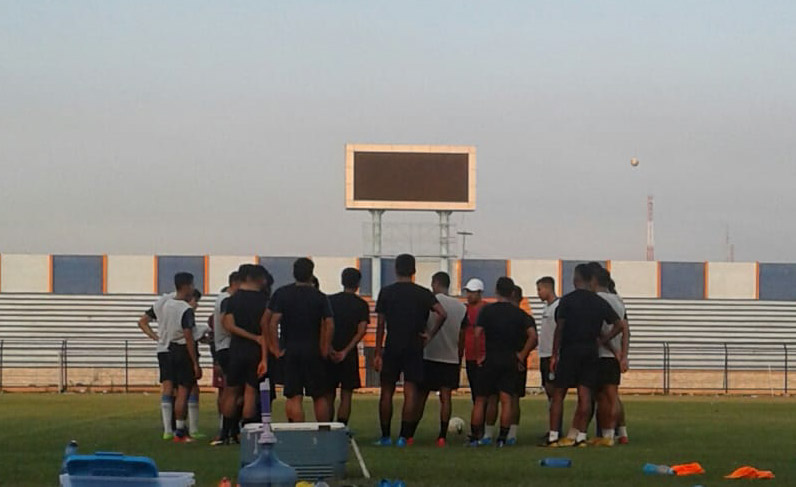 Pemain Persela menjalani latihan jelang laga kontra Kalteng Putra. (Foto: Nasih/ngopibareng.id)