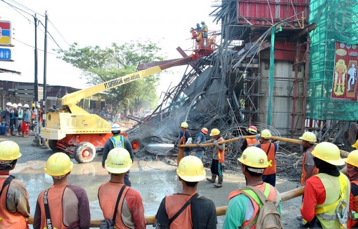 Sejumlah pekerja membersihkan material coran semen di lokasi ambruknya salah satu tiang penyangga proyek pembangunan Tol Bogor Outer Ring Road (BORR) Seksi IIIA simpang Yasmin-Semplak di jalan raya KH Sholeh Iskandar, Kelurahan Cibadak, Tanah Sareal, Kota Bogor, Jawa Barat, Rabu 10 Juli 2019. (Foto: Antara/Arif Firmansyah)