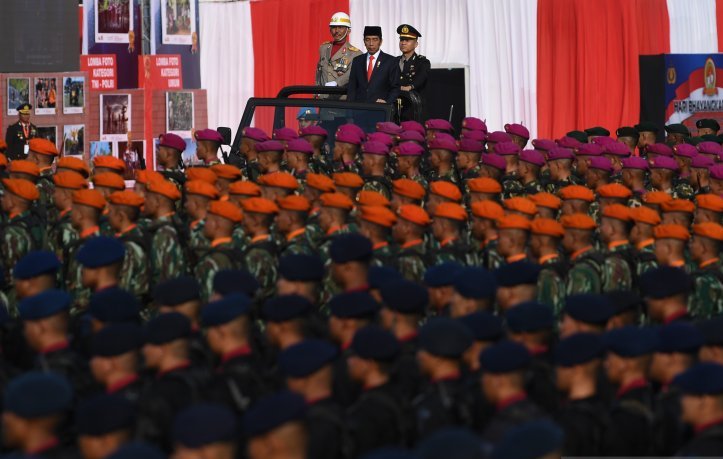 Presiden Joko Widodo inspeksi pasukan saat menjadi inspektur upacara puncak perayaan HUT ke-73 Bhayangkara di Silang Monas, Jakarta. Presiden mengapresiasi atas pencapaian Wajar Tanpa Pengecualian (WTP) dari BPK sert berharap sinergitas TNI-Polri dapat ditingkatkan dalam upaya menghadapi berbagai tantangan tugas yang semakin kompleks. (Foto: Antara/Wahyu Putro A/foc. (ANTARA FOTO/WAHYU PUTRO A)