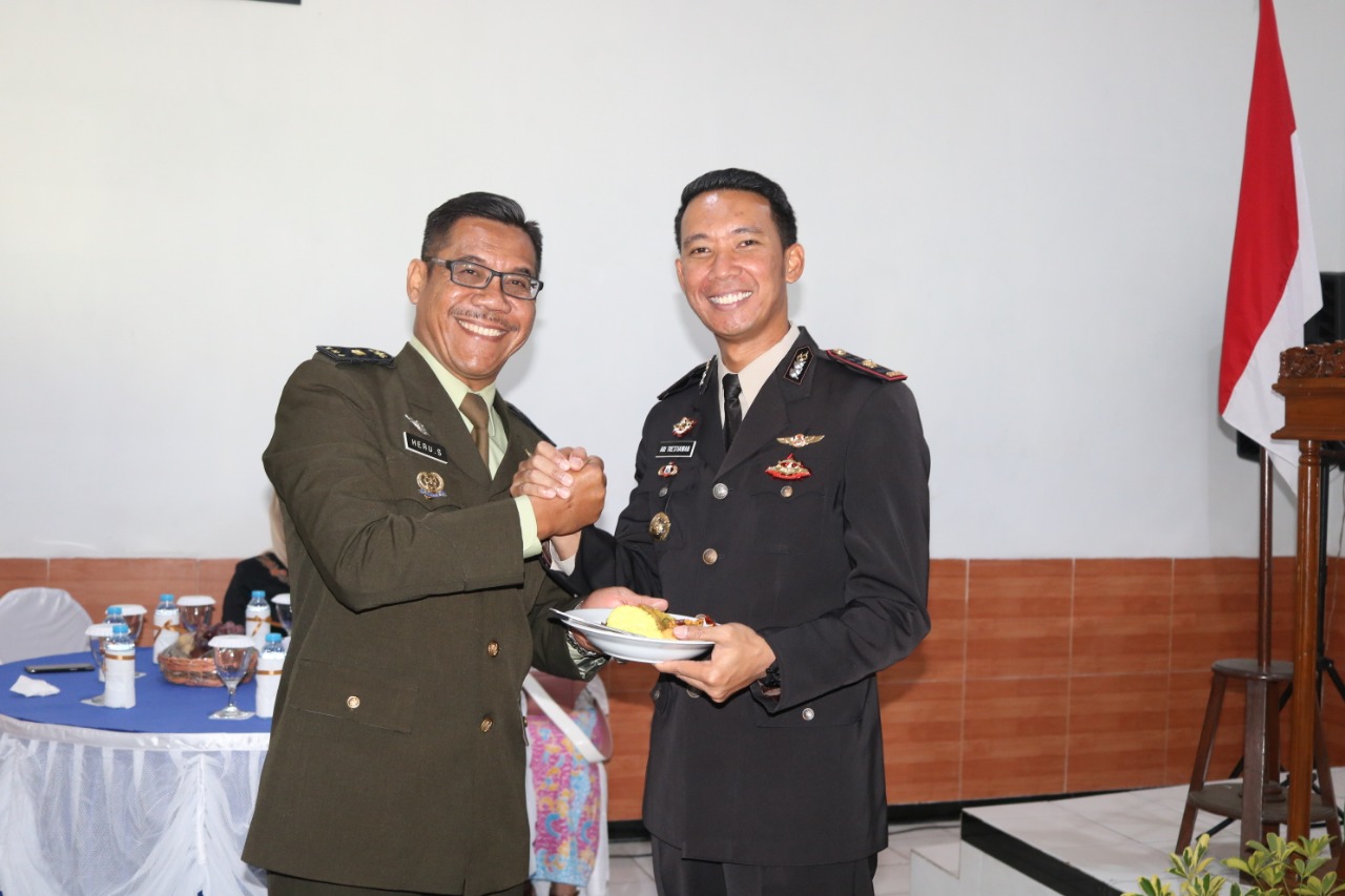 Wakil Polresta Malang, Kompol Ari Trestiawan dan Kasdim 0833, Arh. Heru Sunyoto, foto bersama usai pemotongan tumpeng (Foto: Dokumentasi Humas Polresta Malang)