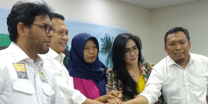 Baiq Nuril didampingi Rieke Diah Pitaloka, Anggota Komisi VII DPR RI.