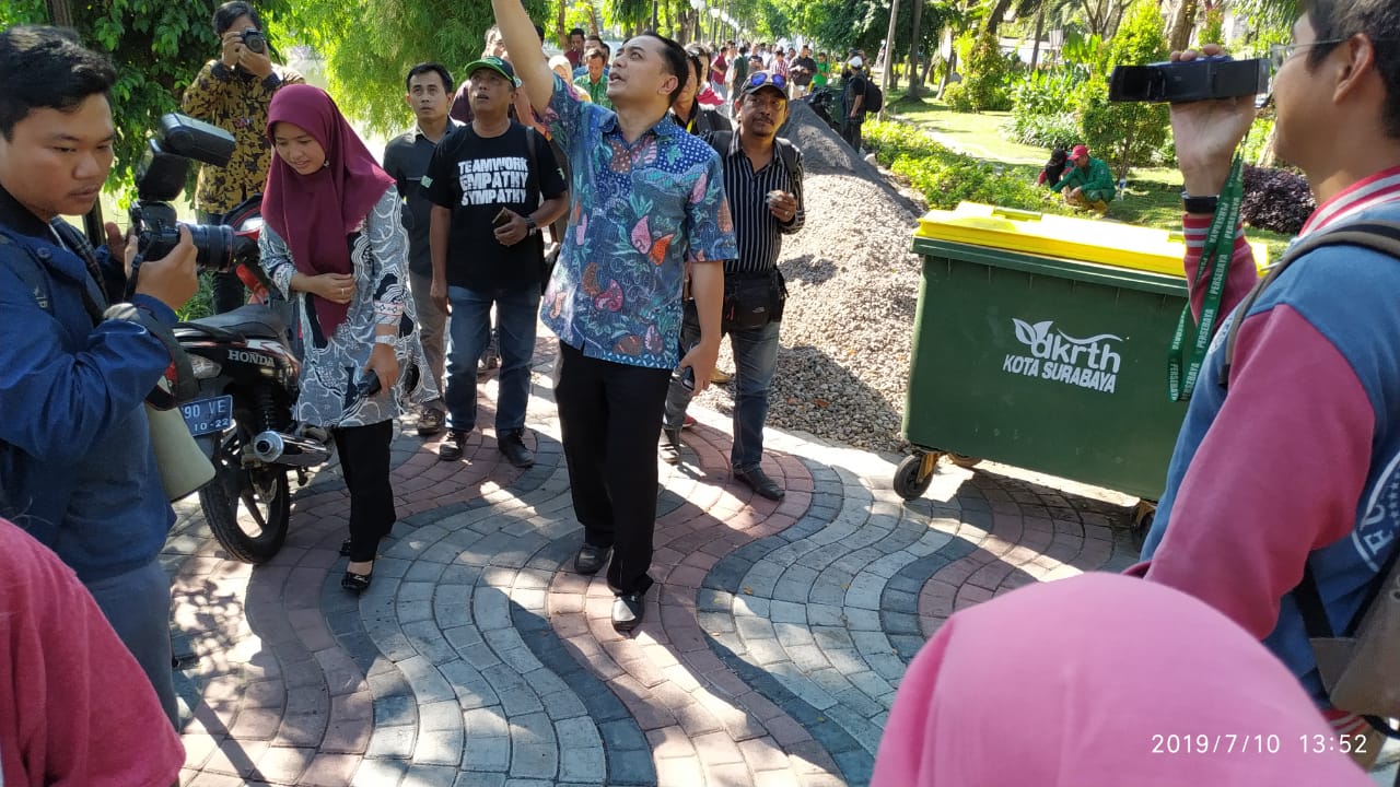 Eri Chayadi saat melakukan sidak proyek pembangunan taman di sepadan Kali Jagir. (Foto: Humas Pemkot Surabaya)