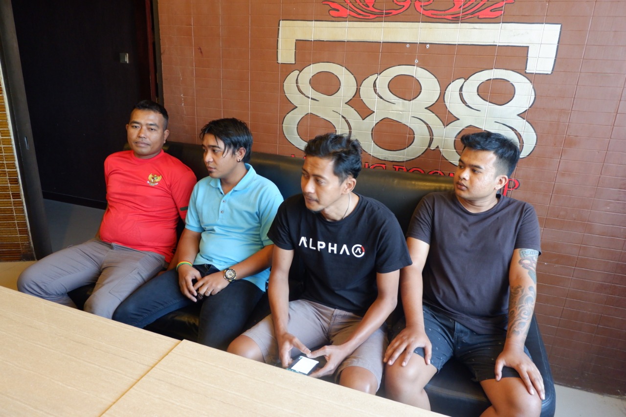 MANAGER 888, Wendys Willy (nomor dua dari kanan) saat menjelaskan kondisi karaokenya pasca ditutup Pemkot Probolinggo. (Foto: Ikhsan/ngopibareng.id)