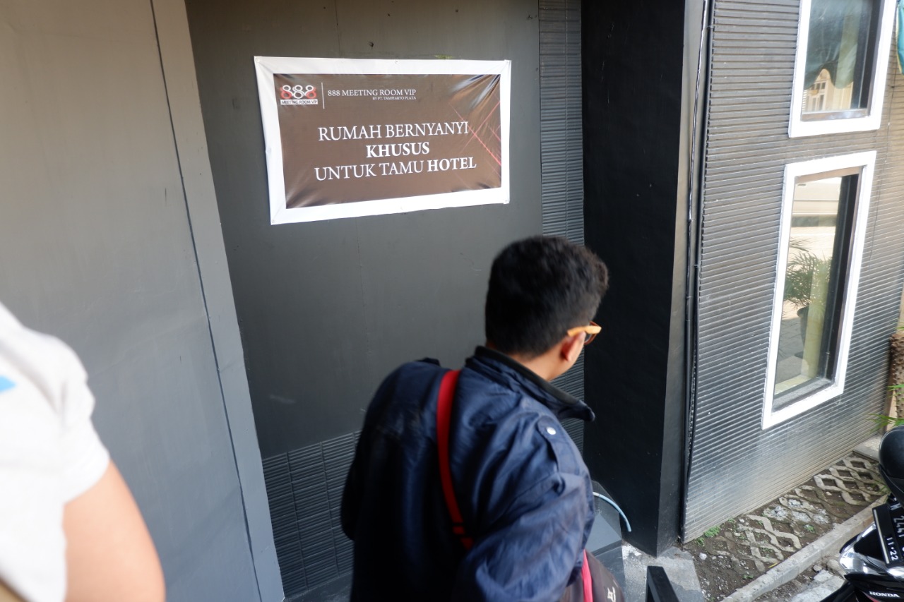 MANAGEMEN 888 memasang tulisan tempat karaokenya merupakan layanan tamu hotel. (Foto: Ikhsan/ngopibareng.id)