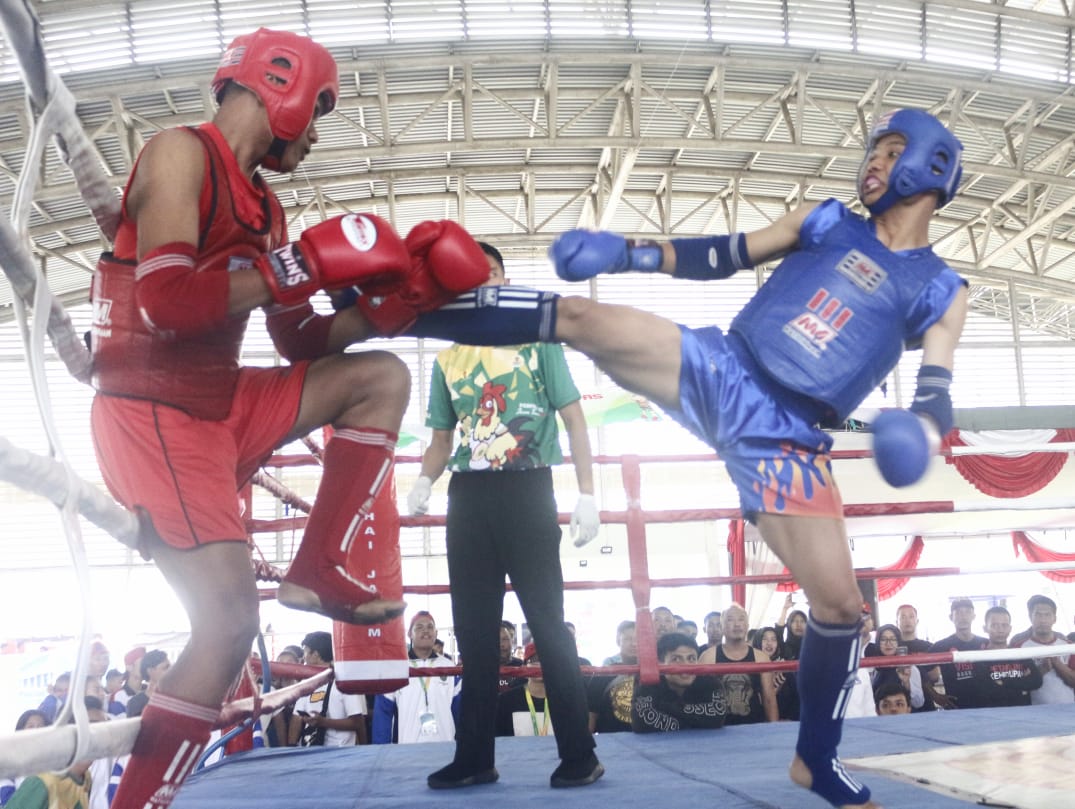 Muaythai Surabaya (merah) targetkan tambah tiga medali emas. (Foto: Haris/ngopibareng.id)