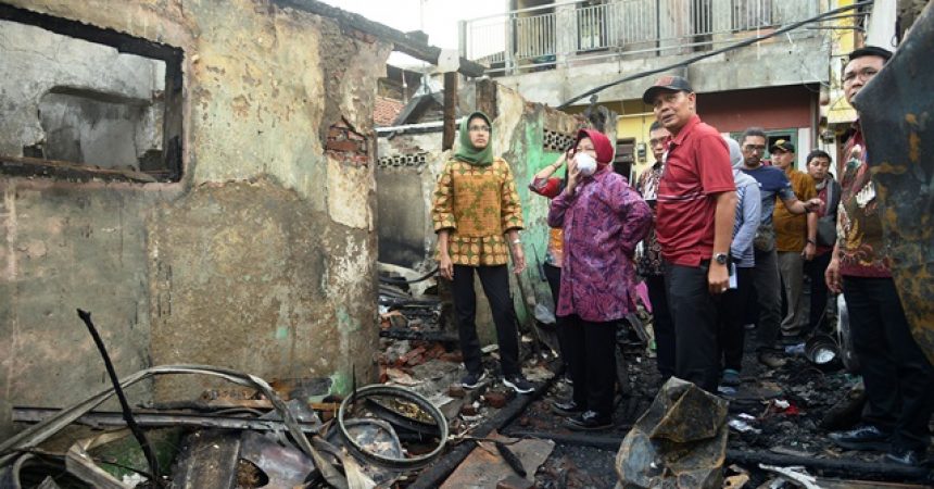 Risma saat meninjau lokasi kebakaran. (Foto: istimewa)