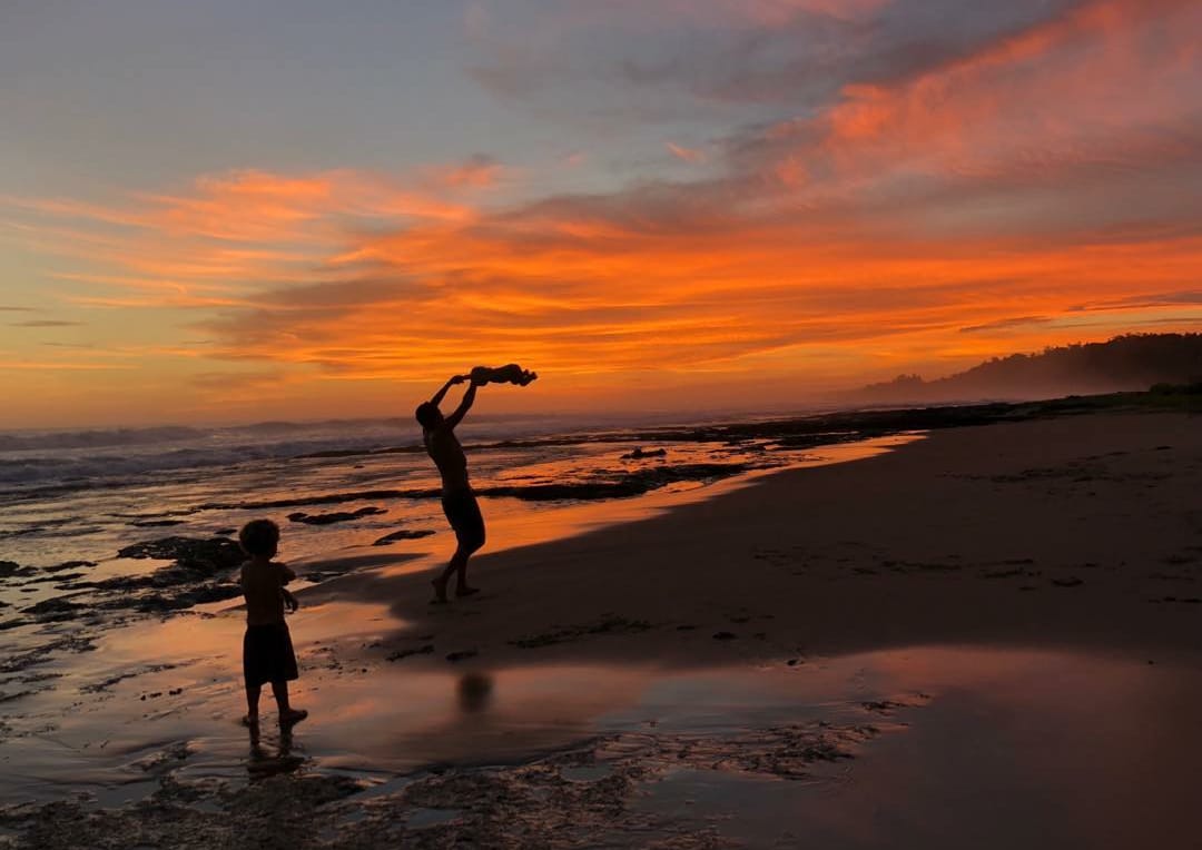 Senja di Simeulu, sekeping surga itu. (Foto:Agus Nadeas/Kemenpar)