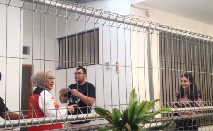 Ratna Sarumpaet (kiri) memasuki ruang tahanan disambut putrinya, Atiqah Hasiholan (kanan) di Pengadilan Negeri Jakarta Selatan, Jakarta, Kamis 11 Juli 2019. (Foto: Antara/Genta Tenri Mawangi)