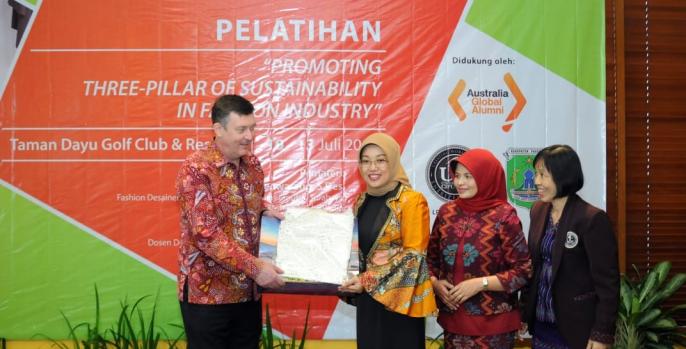 Pembatik dan penenun Pasuruan mengikuti pelatihan kewirausahaan yang diselenggarakan Australia. (Foto: Dok Humas Pasuruan)