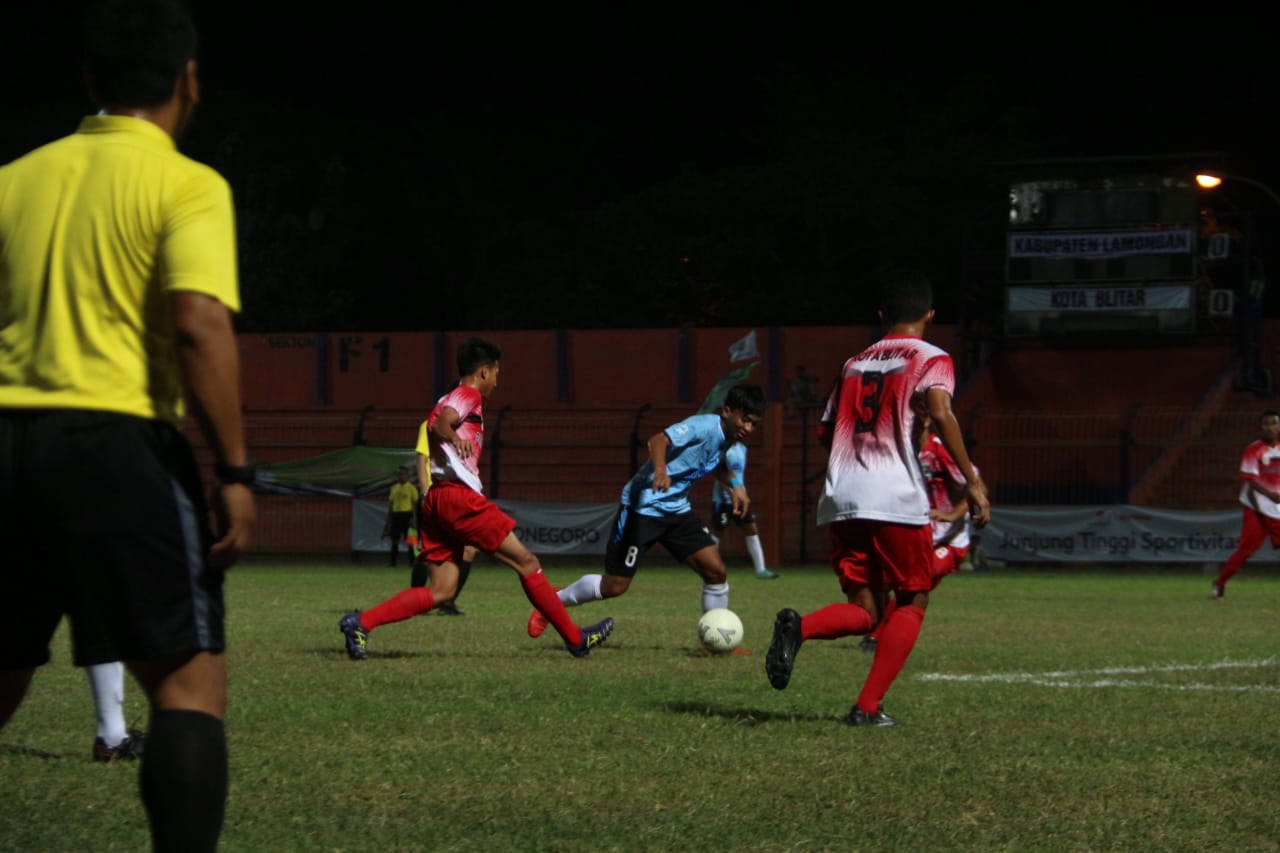 Tim sepak bola Lamongan (biru-hitam). (Foto: Haris/ngopibareng.id) 