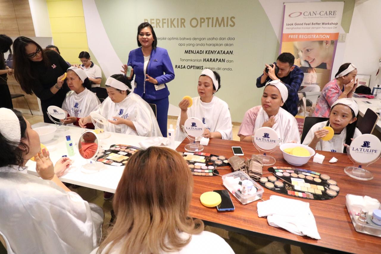 Aktivitas make up bersama penyitas kanker di AHCC. (Foto: Dok. AHCC) 