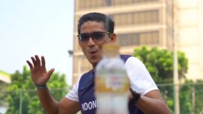 Sandiaga Uno melakukan aksi #BottleCapChallenge. (Foto: Instagram @sandiuno)