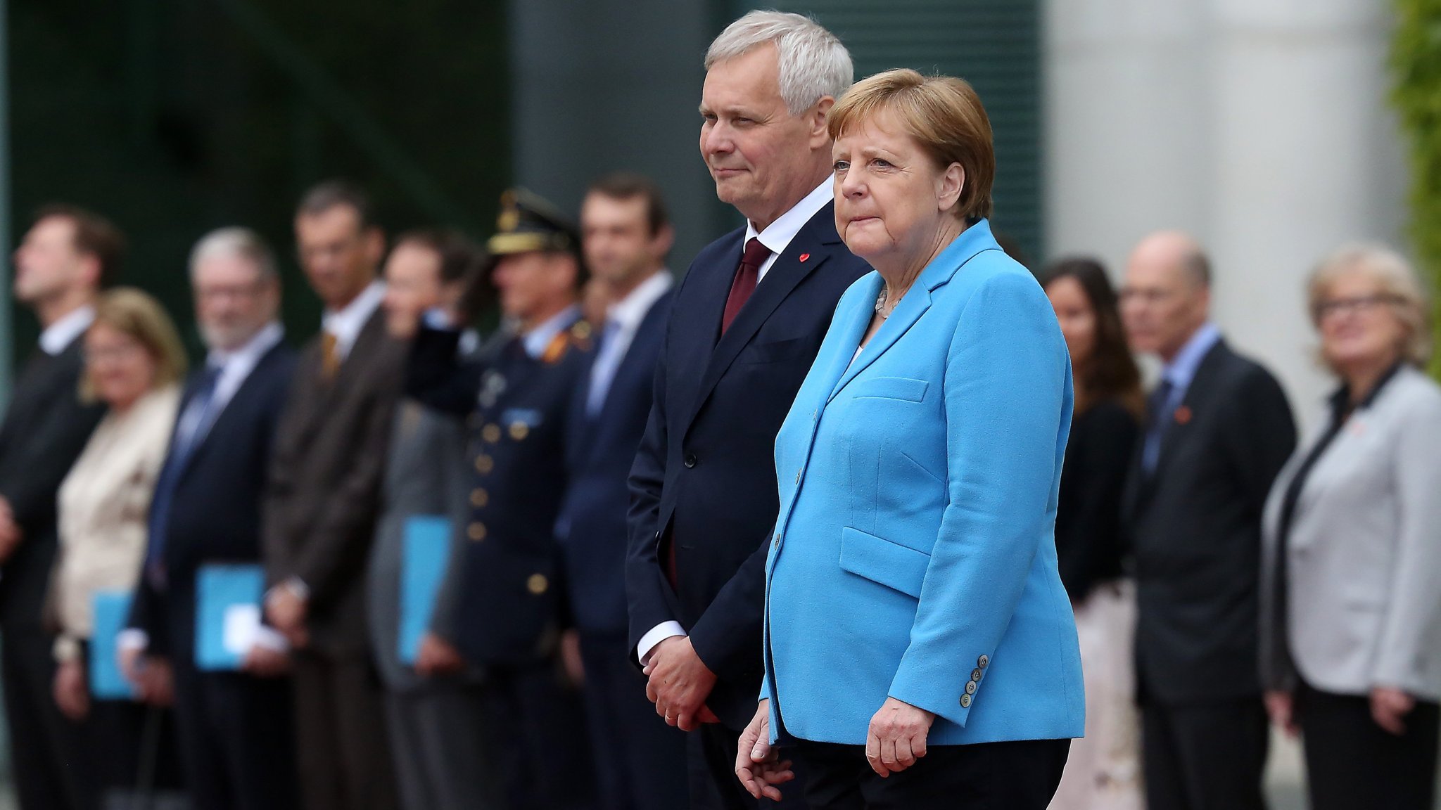 Angela Merkel kejang-kejang saat dia berdiri di sebelah Perdana Menteri (PM) Finlandia Antti Rinne. (Foto: The Sun)