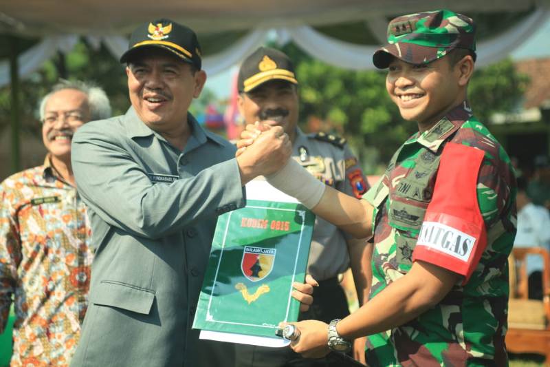 Dandim 0815 Bersama Wabup Mojokerto Usai Menandatangani Naskah TMMD Imbangan 105 Tahun 2019