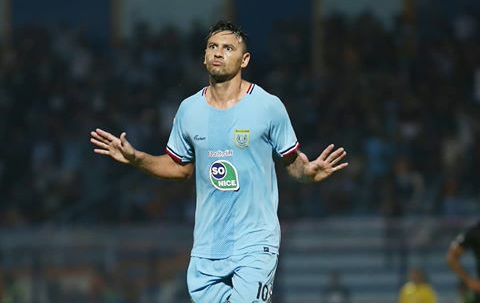 Striker Persela, Alex Melakukan Selebrasi Setelah Mencetak Hattrick ke Gawang Kalteng Putra. (Foto: ig/perselaofficial)