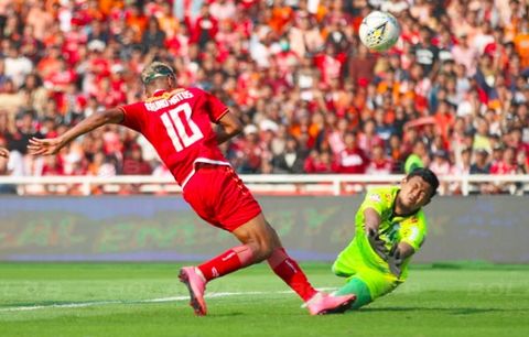 Kiper Persib Bandung Deden Natshir cedera usai berduel dengan gelandang Persija Jakarta Bruno Matos di Liga 1 2019, di Stadion Gelora Bung Karno (GBK), Rabu 10 Juli 2019.