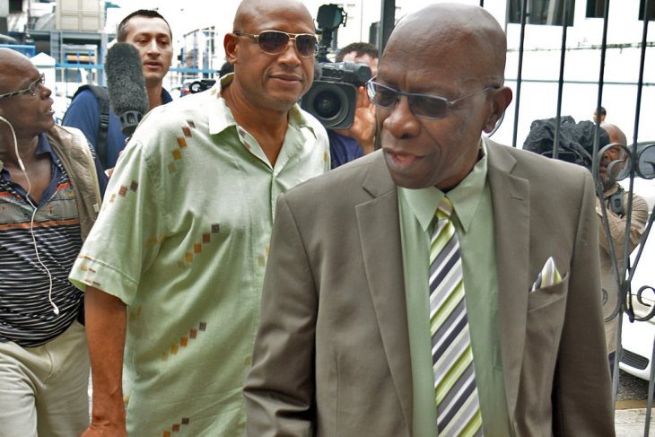 Mantan wakil presiden FIFA Jack Warner (kanan) (AFP/Antara))