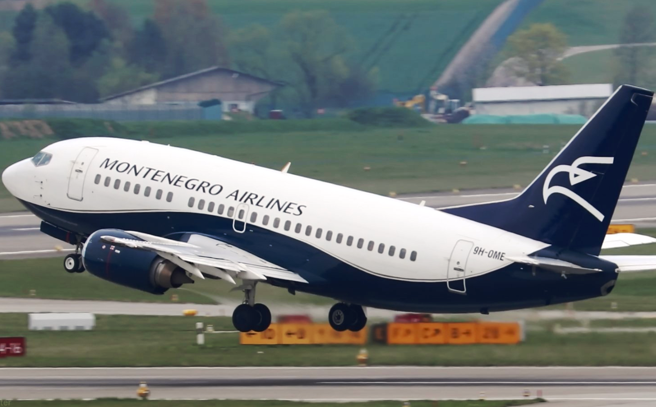 Pesawat maskapai Montenegro Airlines.