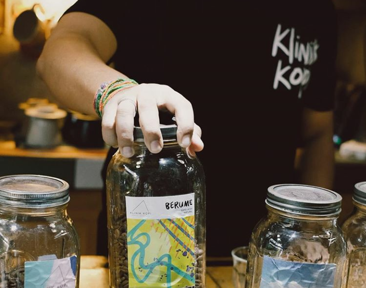 Klinik Kopi, kedai hits di Jogjakarta dan aktivitasnya yang selalu banjir pengunjung. (Foto:Ist/KlinikKopi Instagram)