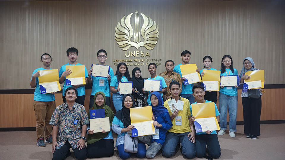 Para peserta Summer Camp 2019 Unesa berfoto bersama usai penutupan, Jumat 12 Juli 2019.  (Foto: Istimewa)