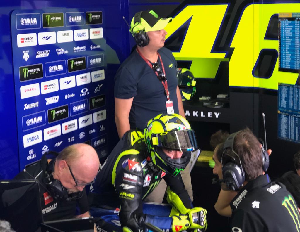 Valentino Rossi menolak klaim tim mekaniknya bertanggungjawab atas hasil buruknya sepanjang musim ini. (Foto: Twitter/@ValeYellow46))