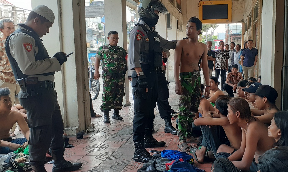 Sweeping Kepolisian Jogjakarta, yang bawa sajam diamankan. (Foto:Istimewa/sumber Evi KRJogja)