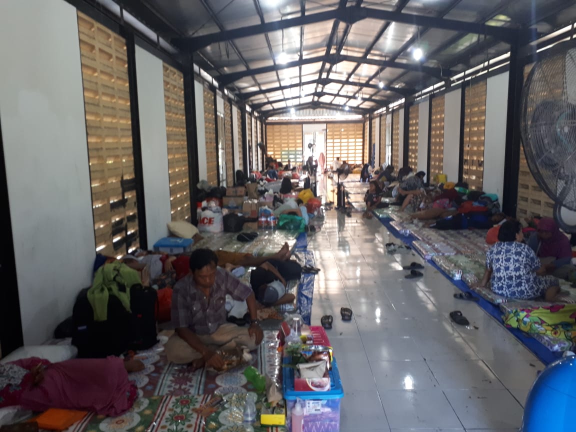 Kondisi di korban kebakaran yang tinggal sementara di aula  Kampung Ilmu. (Foto: Alief/ngopibareng.id)