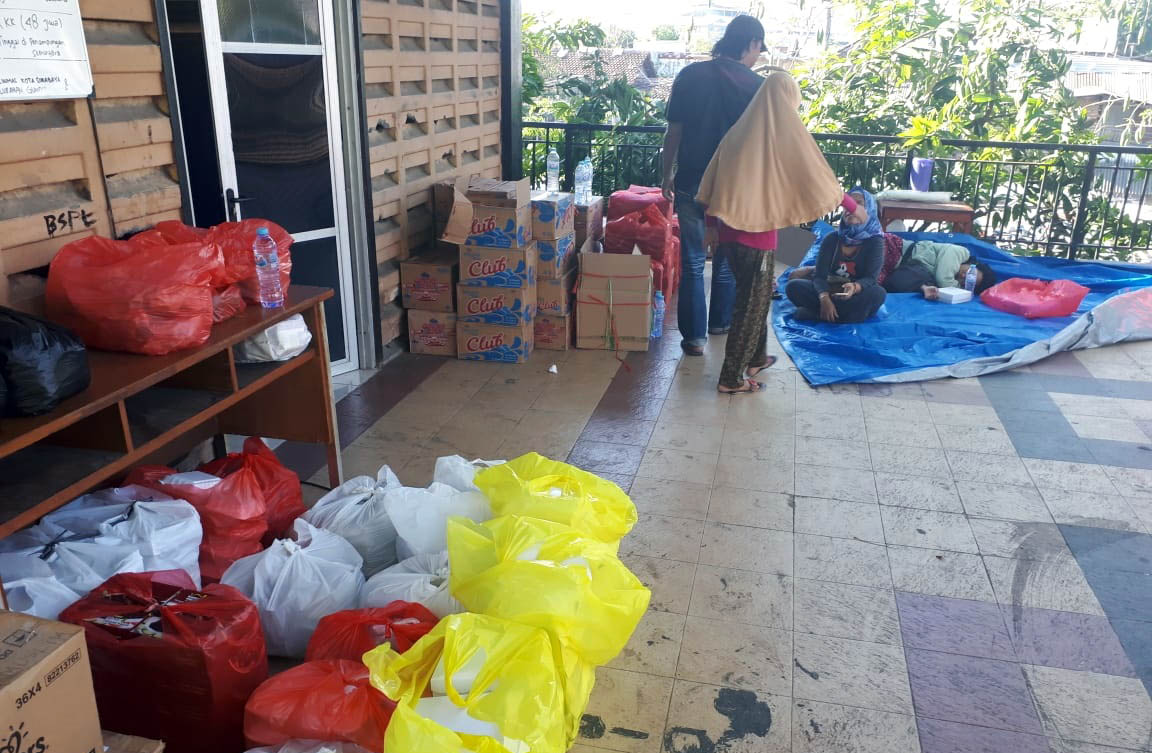 Bantuan makanan dan pakaian dari warga yang peduli terhadap korban kebakaran di Margorukun menumpuk. (Foto: Alief/ngopibareng.id)