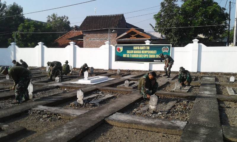 Suasana Karya Bakti Di TMP Gajah Mada