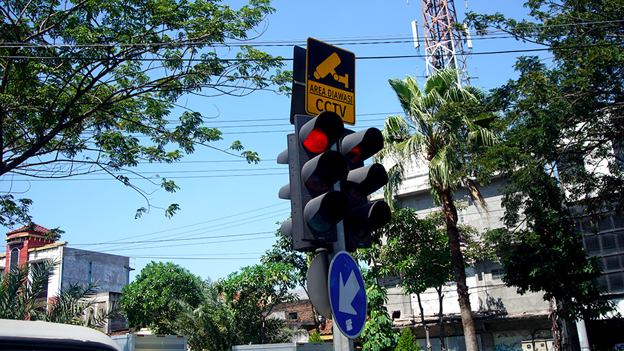 Salah satu CCTV milik Pemkot Surabaya di salah satu persimpangan jalan. (Foto: Alief/ngopibareng.id)