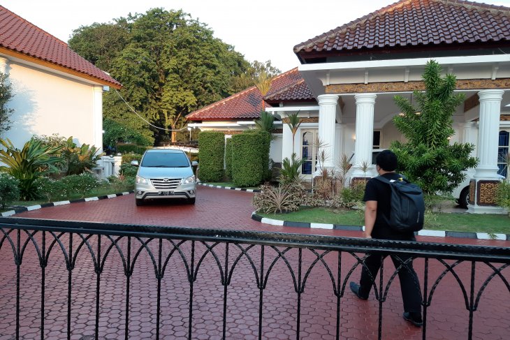 Petugas KPK memasuki Rumah Dinas Gubernur Kepri di Tanjungpinang, Kepri, Jumat, 12 Juli 2019. (Foto: Antara)