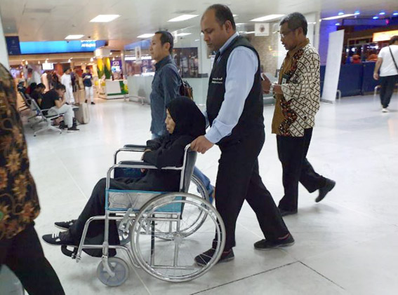 EVAKUASI: Rubinah Widi Adam (RWA) didampingi Tim Pelayanan dan Perlindungan Warga KJRI Jeddah di Bandara Jeddah menjelang keberangkatan pulang ke tanah air. (Foto: KJRI Jeddah).