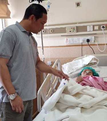 Kunsul Tenaga Kerja Mochamad Yusuf saat menjenguk RWA di rumah sakit King Fahad Jeddah.