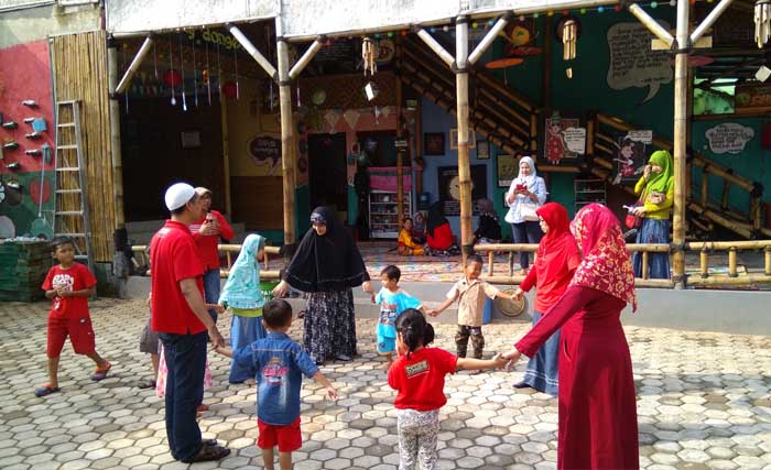 Anak-anak sedang bermain-main, di Kampung Dongeng Indonesia, di Ciputat, Tangerang Selatan. (Foto: Kampung Dongeng)