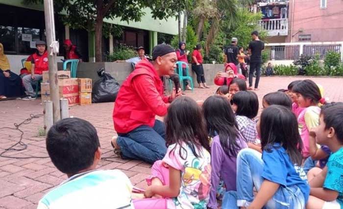 Kak Awam sedang mendongeng di hadapan anak-anak, di Kampung Dongeng Indonesia, di Ciputat, Tangerang Selatan. (Foto: Antara)