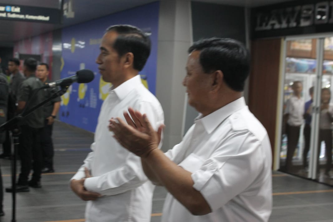 Pertemuan bersejarah Jokowi-Prabowo menggunakan MRT dari Stasiun Lebak Bulus menuju Senayan. Kedua calon presiden saat memberikan pernyataan di Stasiun MRT Senayan. (Foto: Asmanu/ngopibareng.id)