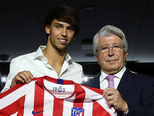 Presiden Atletico Madrid, Enrique Cerezo saat perkenalan pemain barunya, Joao Felix. (Foto: Twitter/@Atleti)