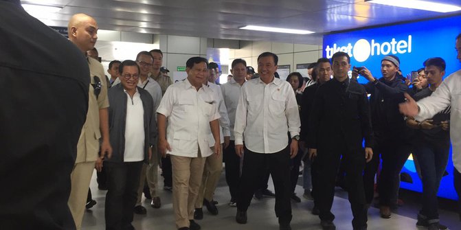 Kepala Badan Intelijen Negara (BIN) Budi Gunawan (BG) dan Sekretaris Kabinet (Seskab) Pramono Anung menyambut Prabowo Subianto di Stasiun MRT Lebak Bulus, Jakarta Selatan, Sabtu 13 Juli 2019.