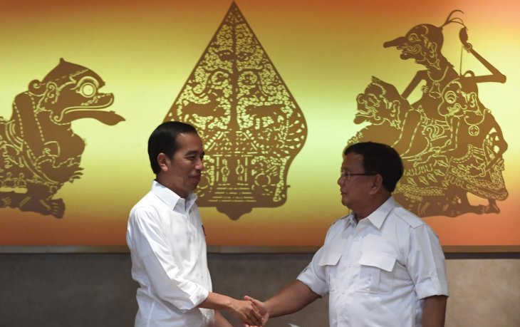 Presiden Joko Widodo (kiri) berjabat tangan dengan Ketua Umum Partai Gerindra Prabowo Subianto (kanan) saat melakukan pertemuan di FX Senayan, Jakarta, Sabtu (13/7/2019). Kedua kontestan Pilpres 2019 itu sepakat untuk menjaga kesatuan dan persatuan di Indonesia. (Foto: Antara/Akbar Nugroho Gumay)