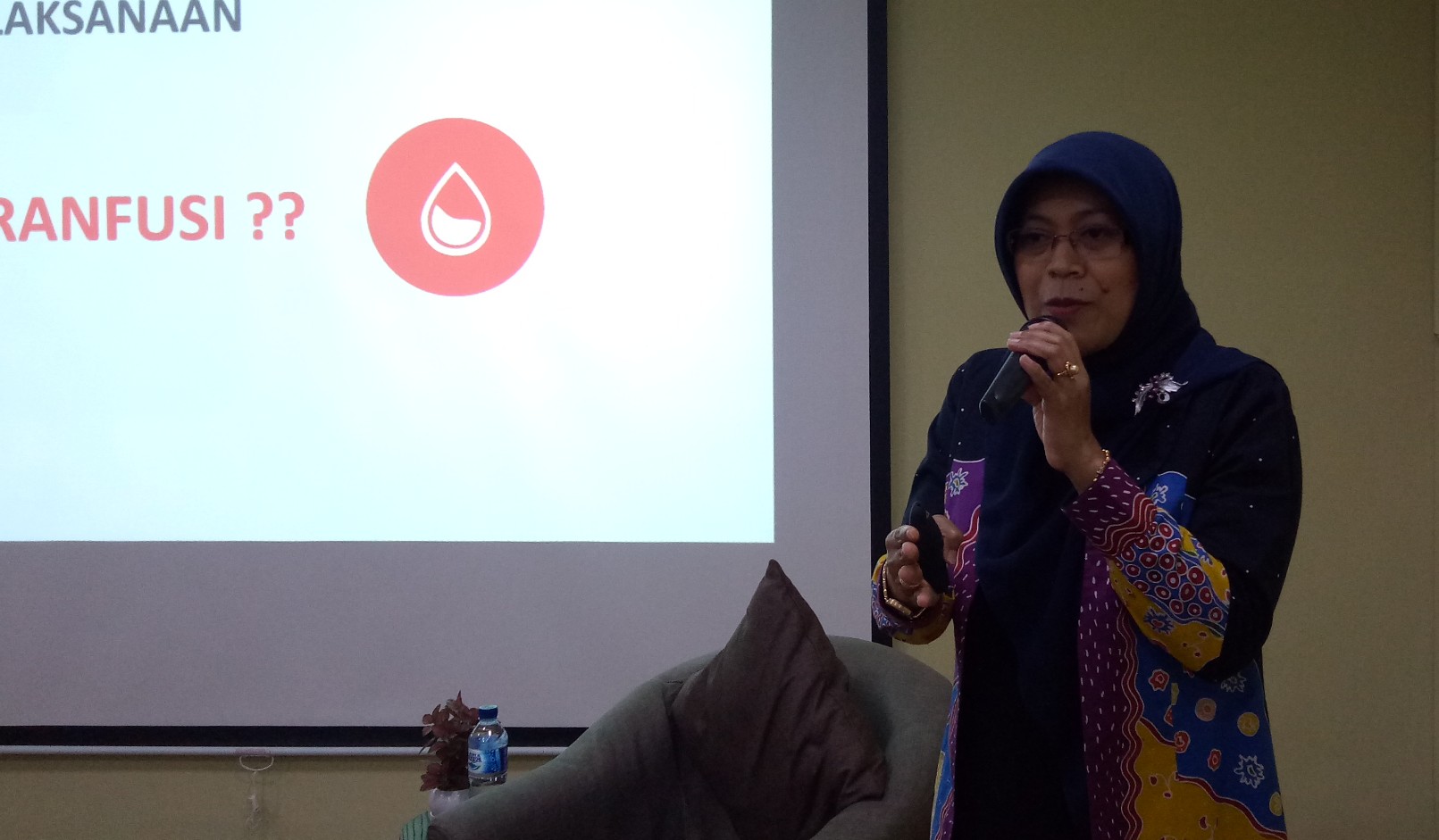 dr. Een Hendarsih SpPD-KHOM, dokter spesialis hematologi-onkologi medik MedicElle Clinic  Saat menerangkan apa itu anemia pada audien yang datang dalam seminar 