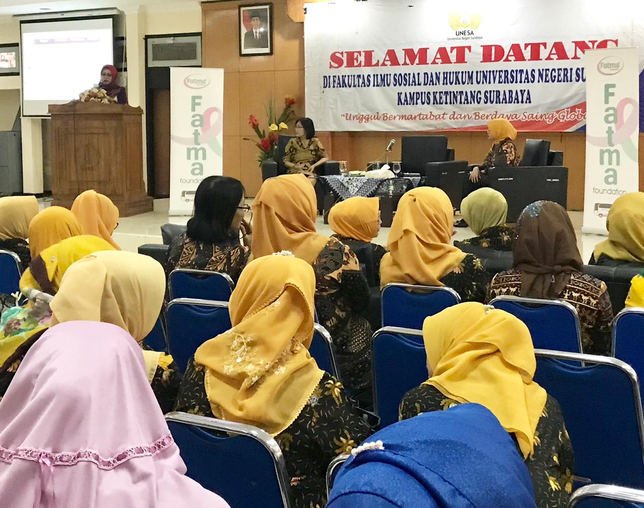 Fatma Saifullah Yusuf ketika menjadi pembicara dalam talkshow kesehatan di Universitas Negeri Surabaya. (Foto: dok/Fatma Foundation)