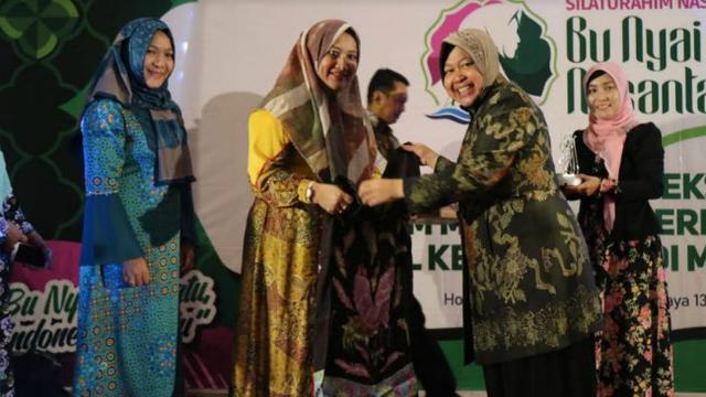 Wali Kota Surabaya, Tri Rismaharini bersama Bu Nyai Nusantara di Surabaya. (Foto: rmi for ngopibareng.id)