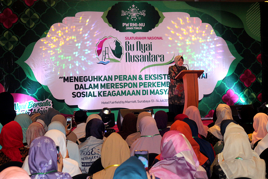 Risma dalam Silatnas Ibu Nyai di Surabaya. (Foto: Alief/ngopibareng.id)