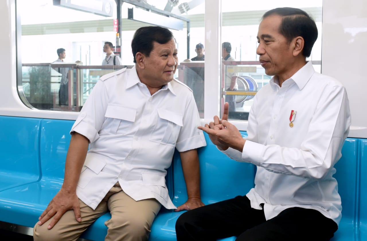 Pertemuan Jokowi dan Prabowo di MRT, Stasiun Lebak Bulus tujuan Senayan, pada Sabtu 13 Juli 2019. (Foto: Biro Setpres)