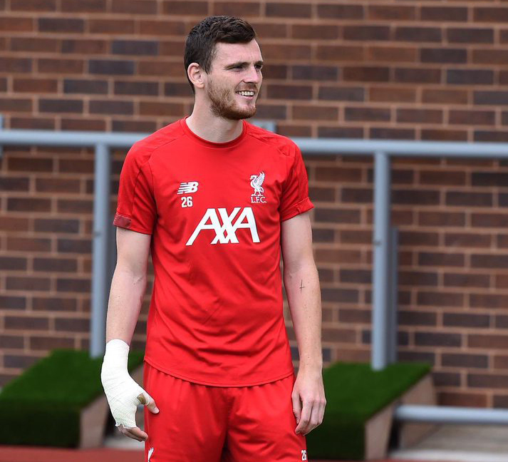 Tangan kanan Andrew Robertson harus dibalut setelah menjalani operasi. (Foto: Twitter/@andrewrobertso5)